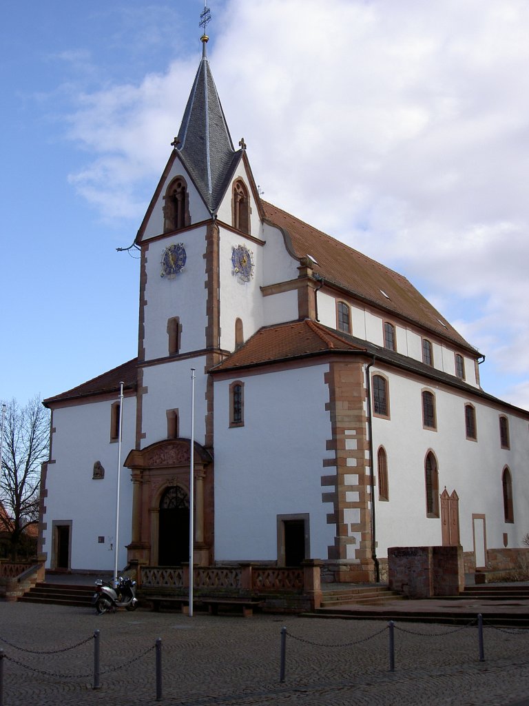 Groostheim, St. Peter und Paul Kirche, erbaut von 1250 bis 1270, barock umgestaltet im 18. Jahrhundert (17.02.2012)