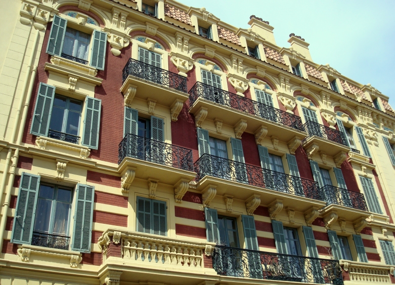 Grnderzeitfassade oberhalb der Altstadt von Cannes. 12.4.2010