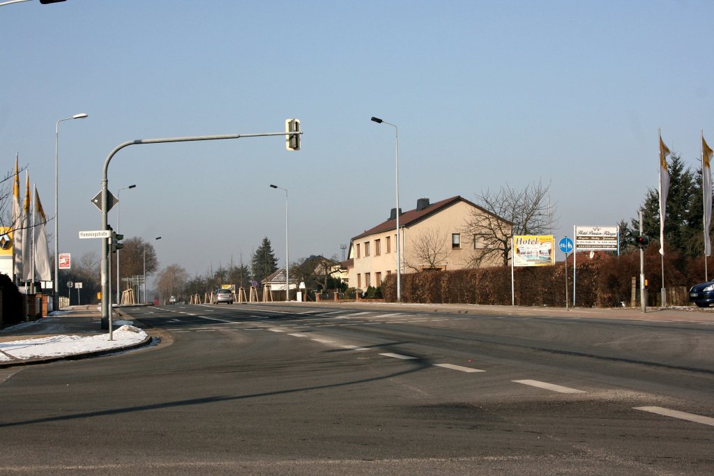 Grner Pfad Gubin/Gubin. Kreuzung Flemmingstrae/Cottbuser Strae, Blickrichtung Ortsausgang in Richtung Cottbus. Links und Rechts der Cottbuser Strae die neugepflanzten Bume welche schon fr einigen Unmut bei den Anliegern gesorgt haben. 26.02.2011
