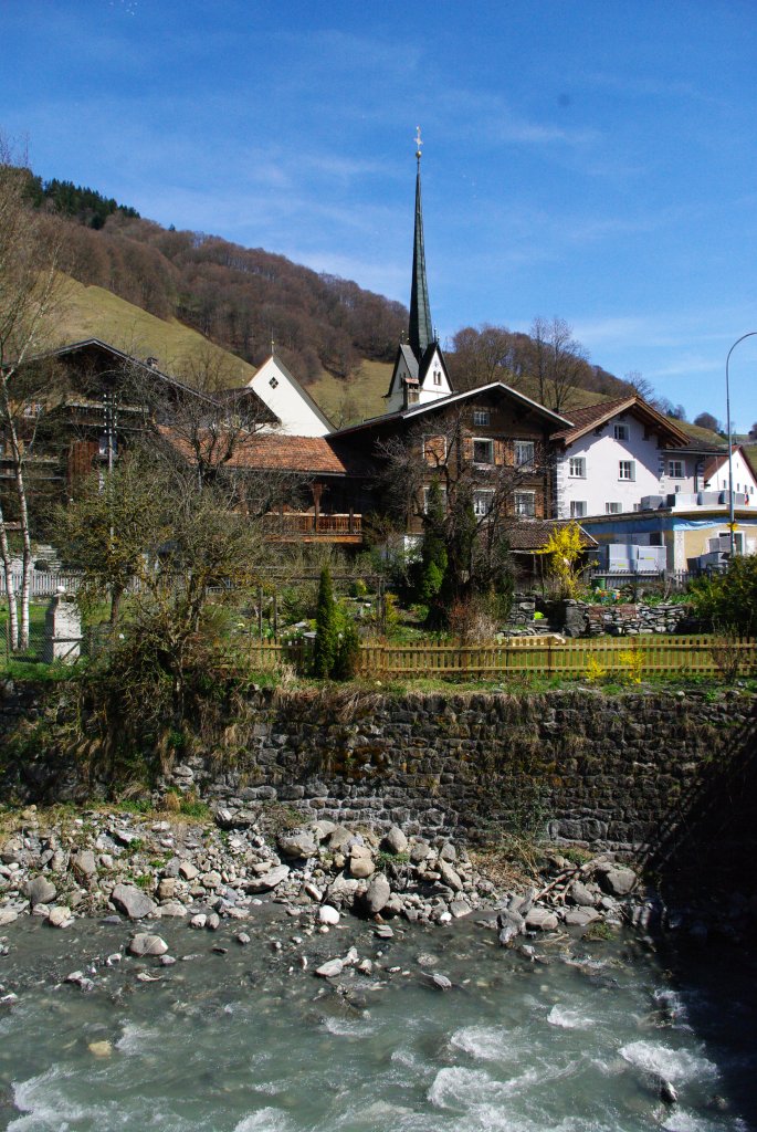 Grsch bei Klosters, Dorfkern mit Ref. Kirche (03.04.2011)