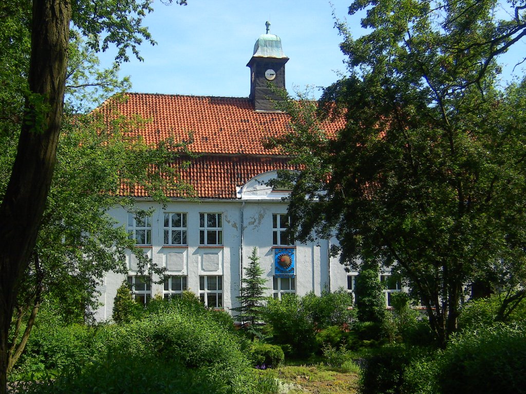 Grundschule in Klodnitz (Klodnica), einem Stadtteil von Kandrzin-Cosel (Kedzierzyn-Kozle). Aufnahme vom Sommer 2011