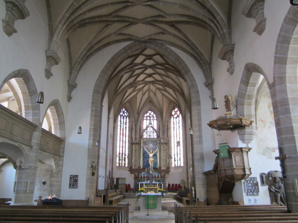 Gunzenhausen, Langschiff und Chor der Marienkirche, Kanzel von Hofbildhauer Guiseppe Volpini, Chorfenster von Hans Gottfried von Stockhausen von 1990 (15.06.2013)