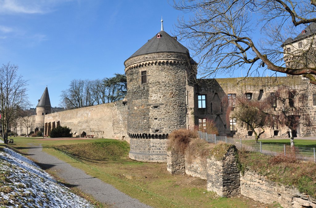 Gut erhaltene und gepflegte Stadtmauer von Andernach am Rhein - 10.03.2010