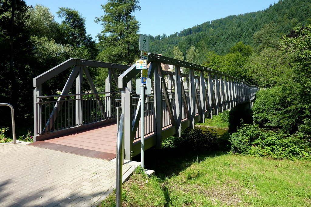 Gutach, die 63m lange Stahlfachwerkbrcke ber die Elz wurde 2009 errichtet, Juli 2012