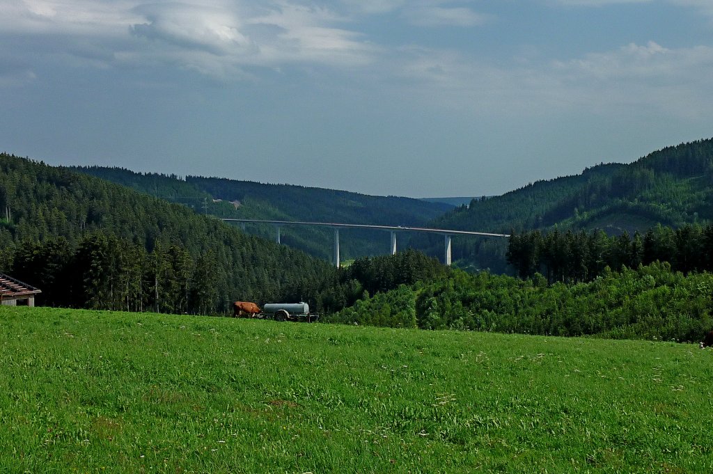 Gutachtalbrcke im Schwarzwald, die B31 fhrt vierspurig in 97m Hhe ber diese Straenbrcke, Baujahr 1978-81, Juli 2011 