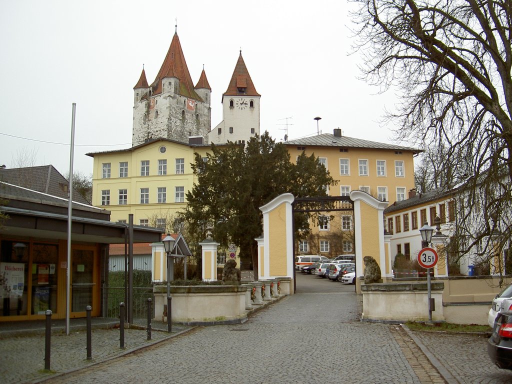 Haag in Oberbayern, Burgruine Haag mit 42 Meter hohen Wohnturm von 1200 (30.12.2012)