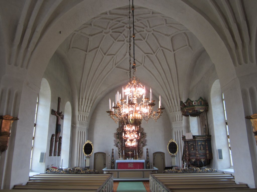 Hlsingtuna, Altar und Kanzel in der Kirche (08.07.2013)