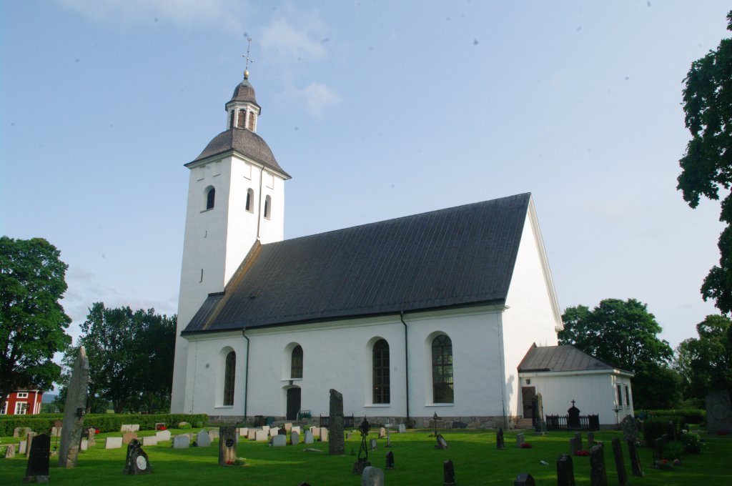 Hlsingtuna, Kirche, erbaut Mitte des 12. Jahrhundert, der Kirchturm wurde als Verteidigungsturm gebaut (08.07.2013)