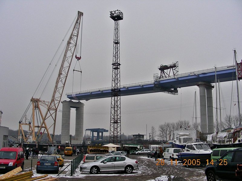 Hngepartie so langsam in der Waagerechten, Heben der schwersten Brckensektion, ber 900 to, beim Bau der neuen Rgenbrcke Stralsund