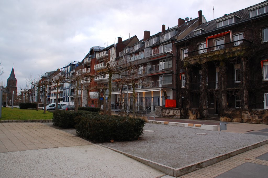 Huserzeile an der Rheinpromenade in Emmerrich, von hier aus haben die Bewohner einen hervorragenden Ausblick auf den Strom. Sonntag 6.2.2011