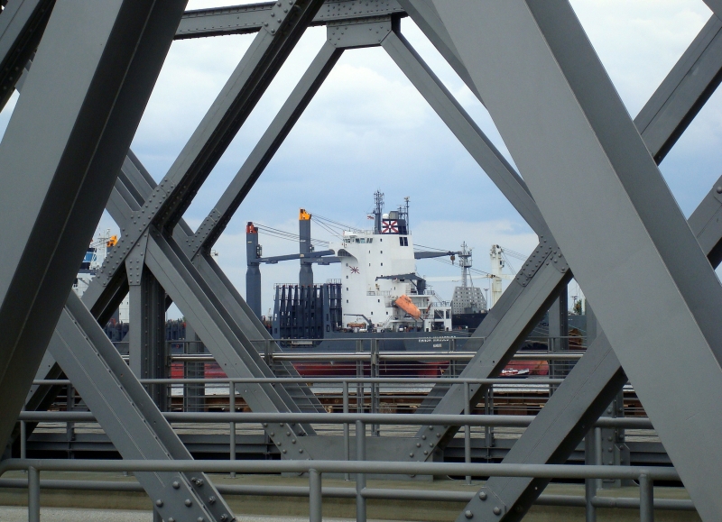 Hafencity Hamburg: Blick durch die Brcke ber den Magdeburger Hafen Richtung Sden. 6.6.2009