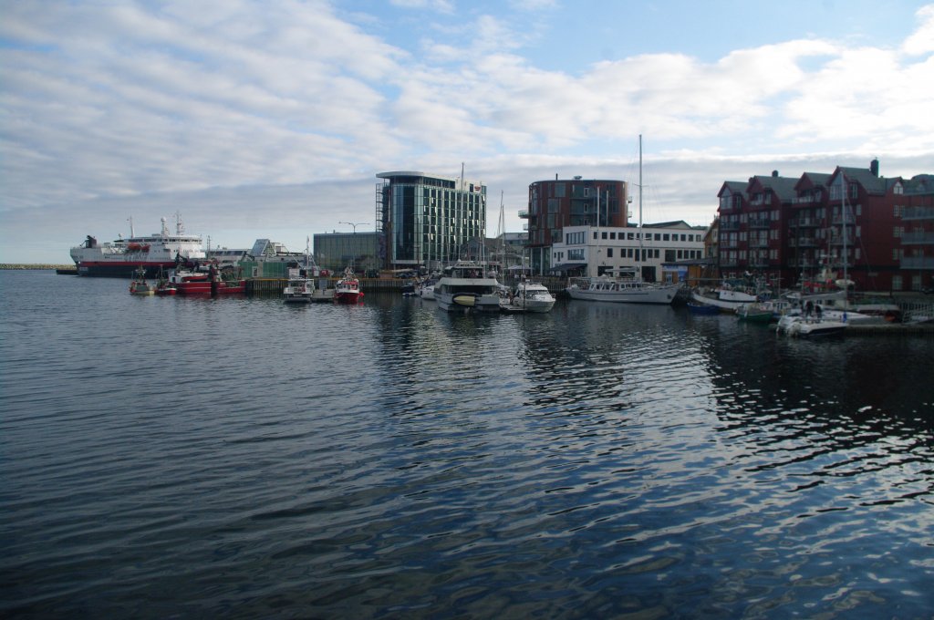 Hafenpromenade mit Thon Hotel von Svolvaer (30.06.2013)