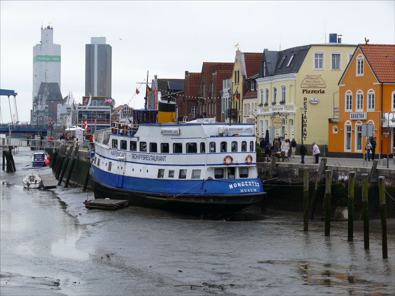 Hafenstrae mit der NORDERTOR als Schiffsrestaurant und Hafencafe in Husum bei Ebbe; 23.05.2010
