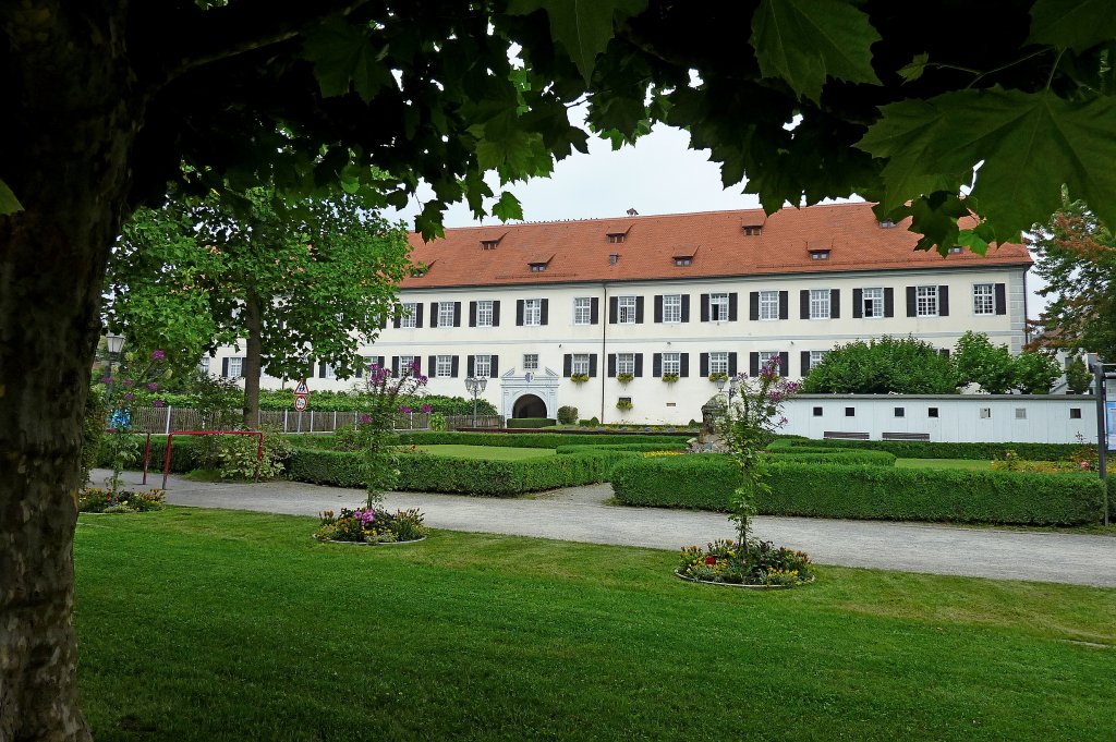 Hagnau am Bodensee, der ehemalige Klosterhof, erbaut 1700-1714, beherbergt heute das Rathaus und ein Museum, Aug.2011