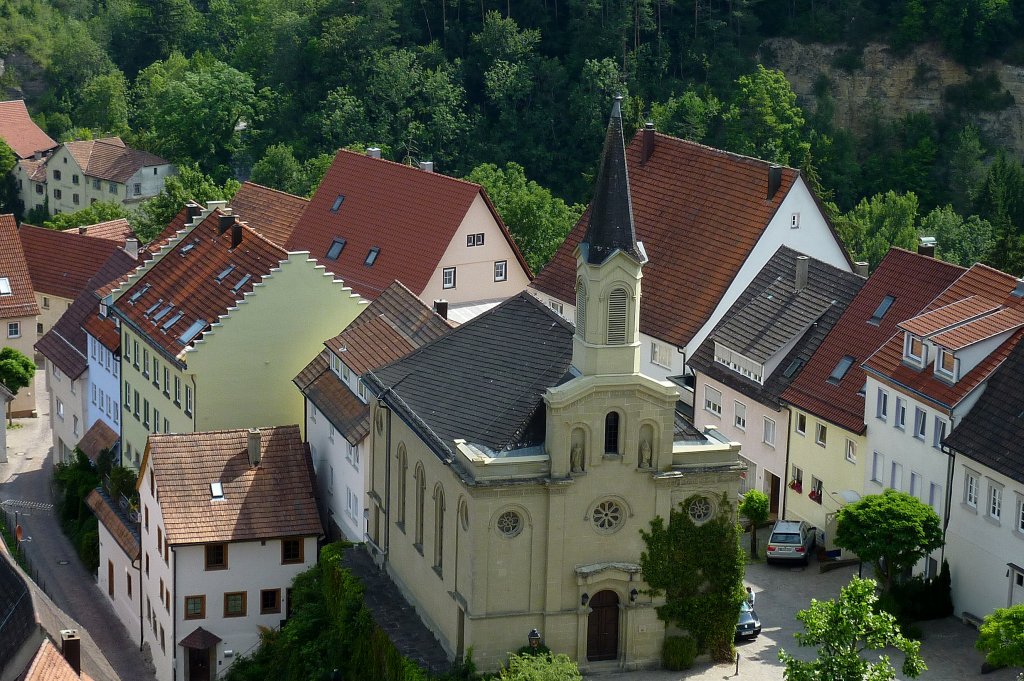 Haigerloch, Blick vom Römerturm auf die evangelische Kirche in der Oberstadt, erbaut von 1860-63 im neugotischen Stil, Juli 2011