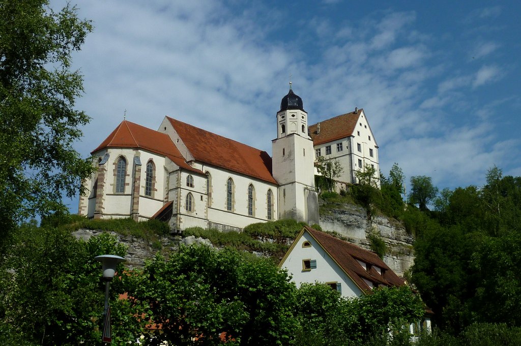 Haigerloch, Blick von der Unterstadt auf die hoch oben gelegene Schloßkirche und einen Teil des Schloßes, Juli 2011