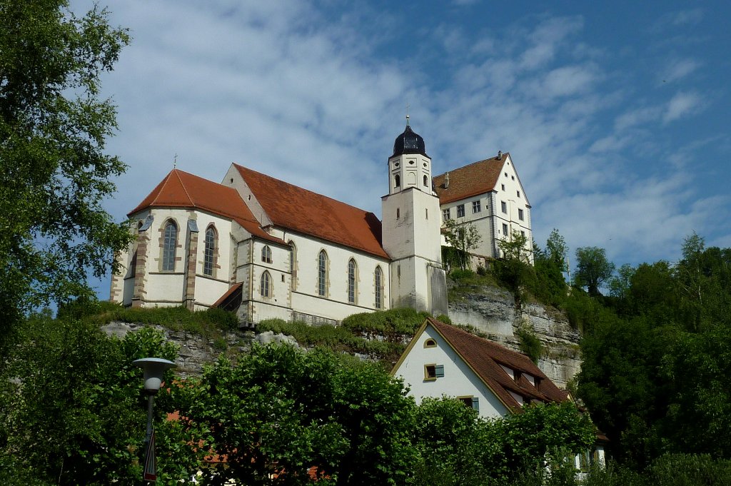 Haigerloch, Blick von der Unterstadt auf die hoch oben gelegene Schlokirche und einen Teil des Schloes, Juli 2011