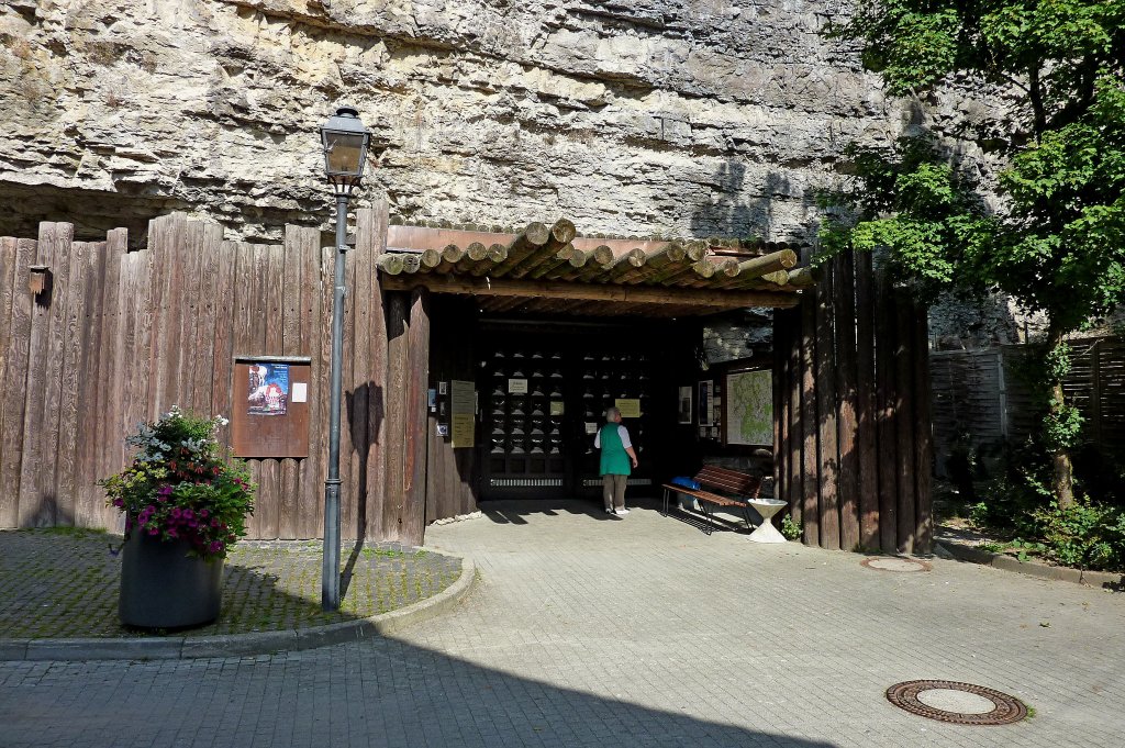 Haigerloch, Eingang zum Atomkeller-Museum in einem ehemaligen Bierkeller, das Museum zeigt die Entwicklung der Kernspaltung durch deutsche Forscher vor 1945 und den groen Vorsprung auf diesem Gebiet, Juli 2011 