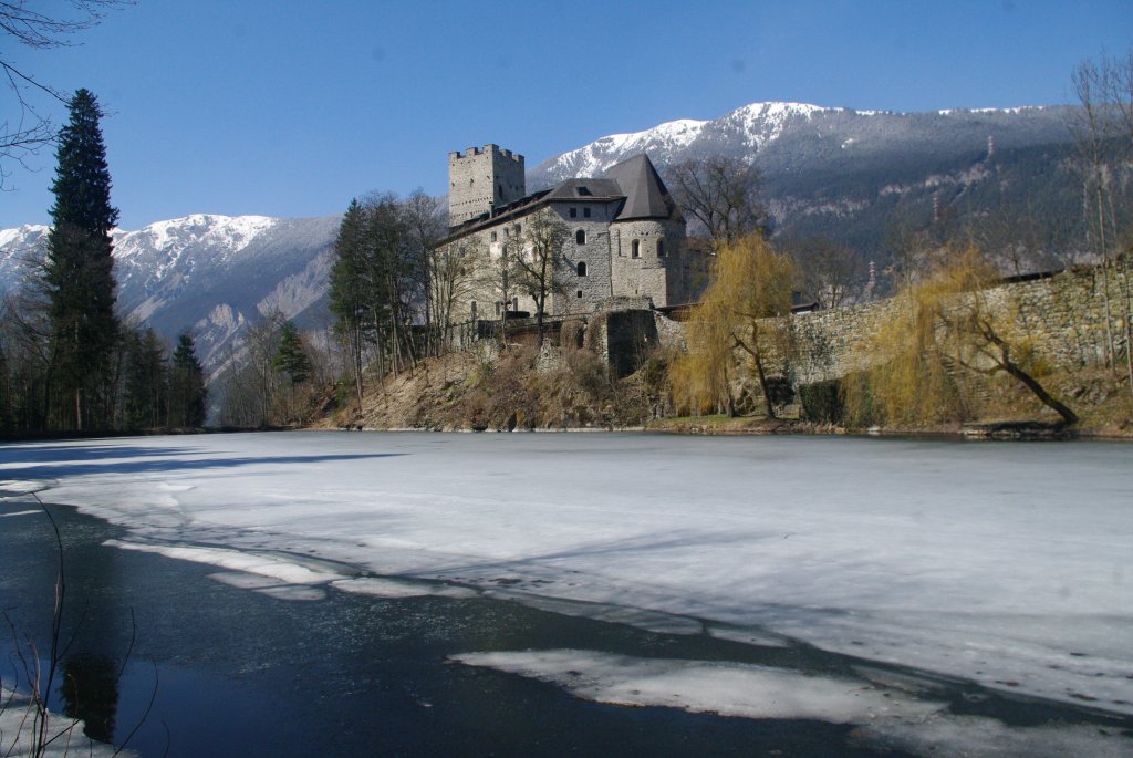 Haiming, Schloss St. Petersberg, erbaut ab 1166, ab 1253 im Besitz der Grafen von 
Tirol, heute Kloster (01.04.2013)