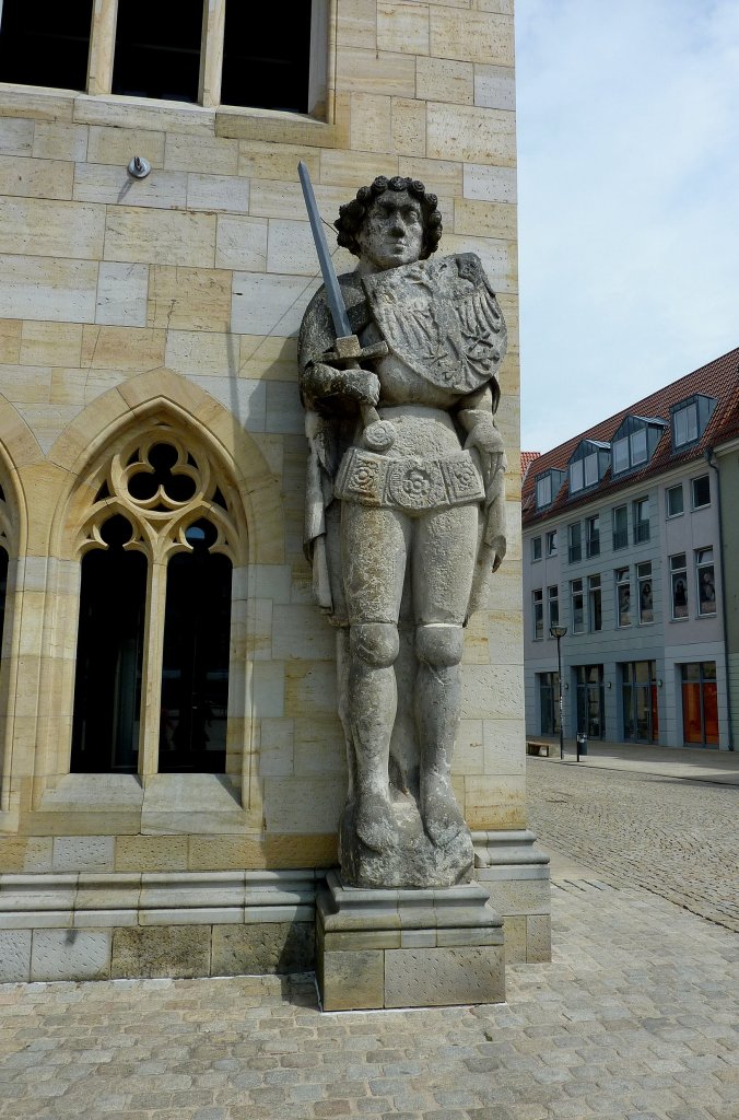 Halberstadt, der aus Sandstein gehauene Roland von 1433 steht am Rathaus, ist nach Bremen der zweitälteste in Deutschland, Mai 2012