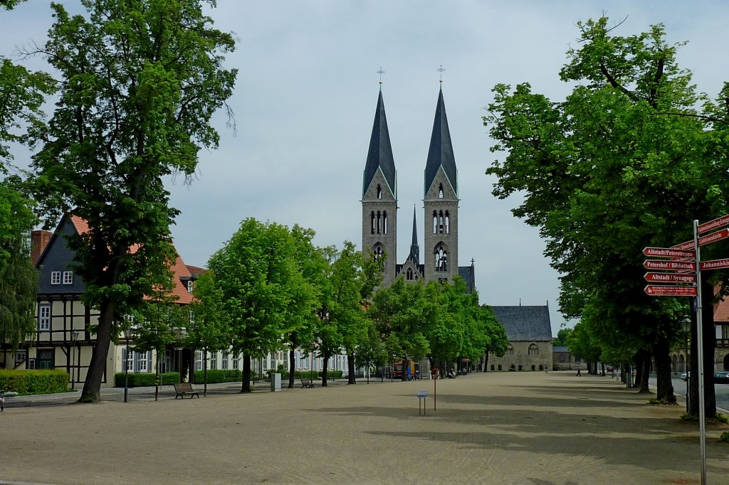 Halberstadt, Blick von der Liebfrauenkirche ber den Domplatz zum Dom, Mai 2012