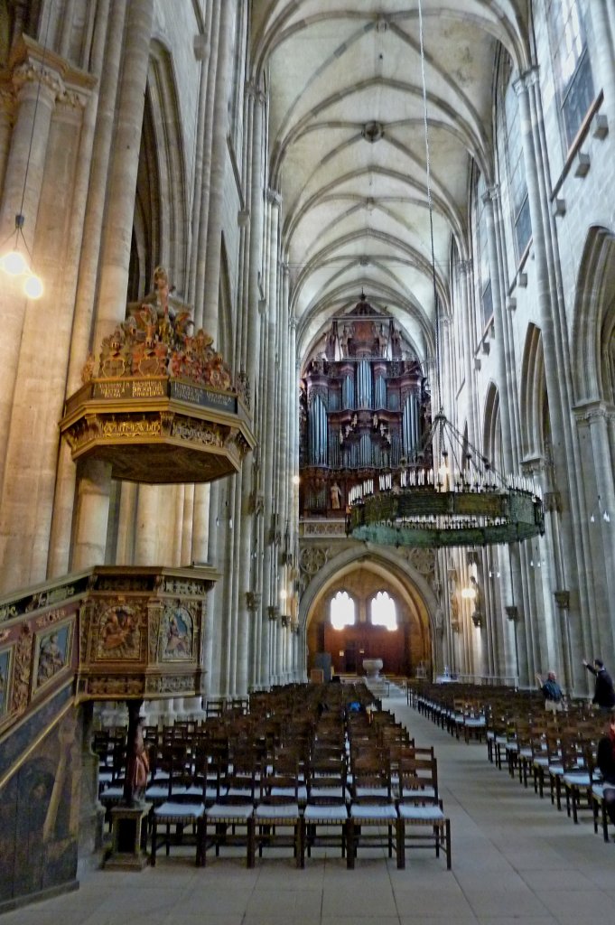 Halberstadt, das Langschiff des Domes mit Kanzel, bronzenem Radleuchter und Orgel, Mai 2012 