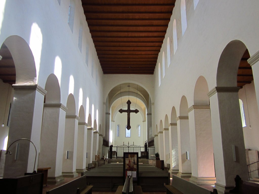 Halberstadt, Langschiff mit sptromanischen Triumpfkreuz der Liebfrauenkirche 
(01.10.2012)