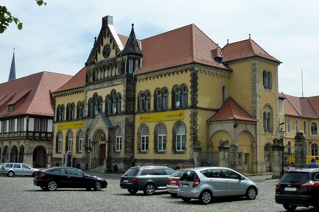 Halberstadt, das neoromanische Postgebäude am Domplatz, Mai 2012