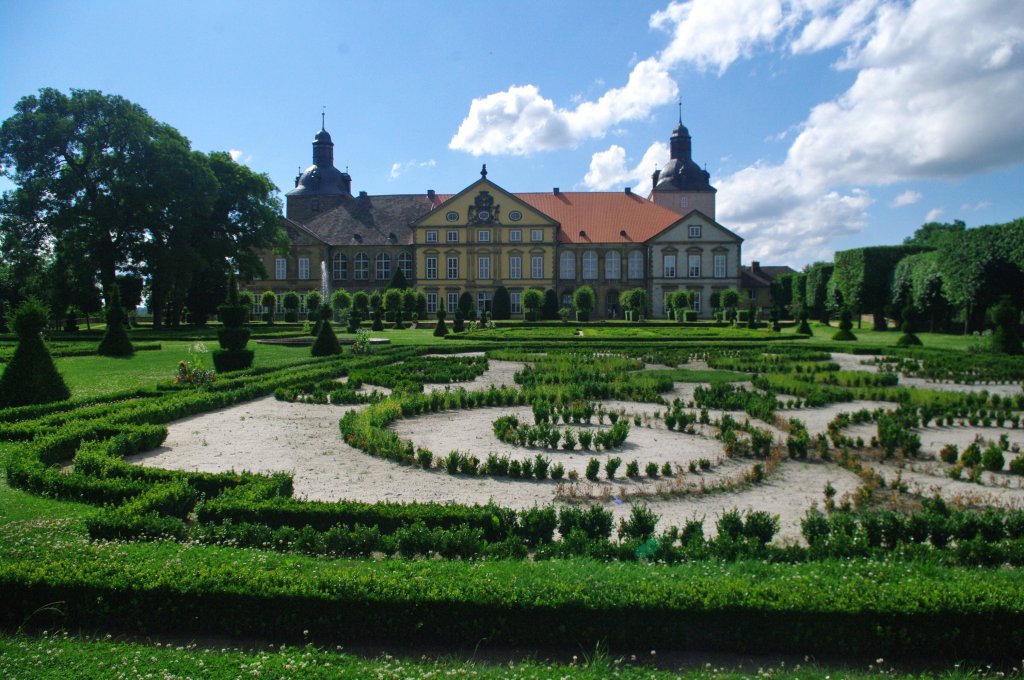 Haldensleben, Schloss Hundisburg, erbaut ab 1693 durch Landbaumeister Hermann Kolb
(08.07.2012)