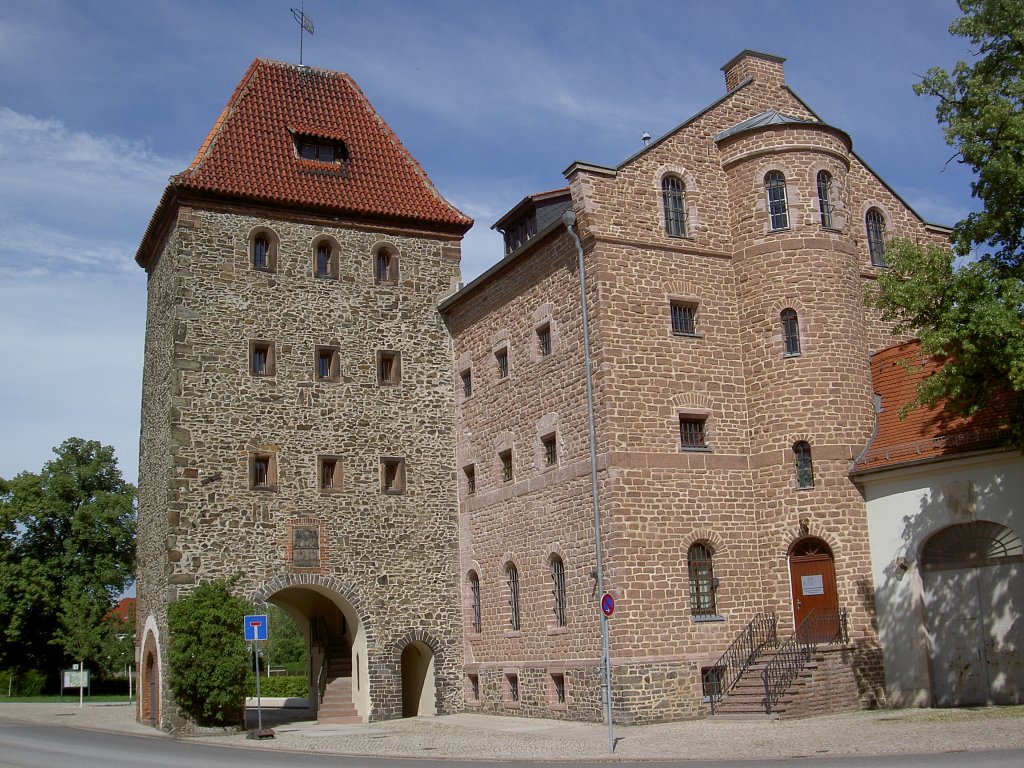 Haldensleben, Stendaler Tor oder Mhlentor, erbaut im 13. Jahrhundert, im 19. Jahrhundert Gefngnis (08.07.2012)
