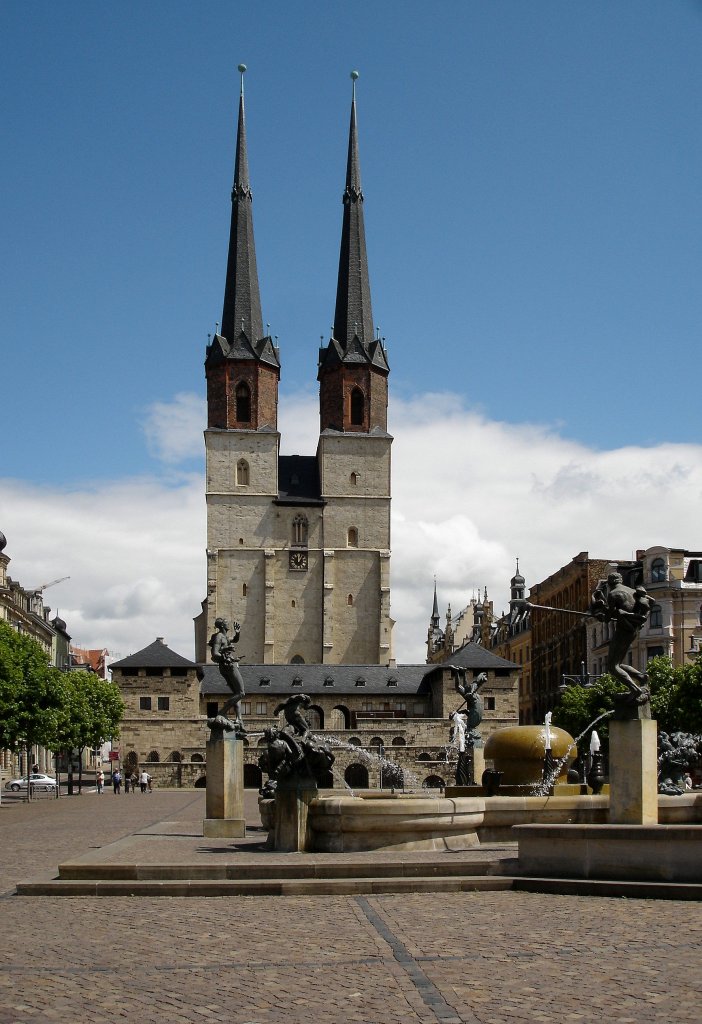 Halle an der Saale, Blick vom Hallmarkt ber den Gbel-Brunnen von 1998 zur Marktkirche mit den  Blauen Spitzen  (die beiden Westtrme), Mai 2006