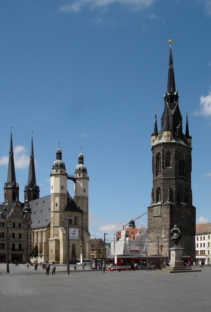 Halle an der Saale, Grostadt im Industriegebiet Mitteldeutschlands, die vier Trme der Marktkirche und der Rote Turm sind das Wahrzeichen der Stadt, Mai 2006