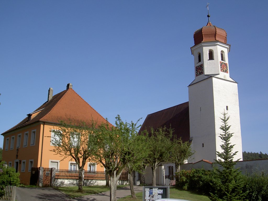 Halsbach bei Drrwangen, Kath. Pfarrkirche St. Petrus und Paulus und Pfarrhof, 
erbaut im 12. Jahrhundert, 1751 barockisiert, Kreis Ansbach (05.09.2012)