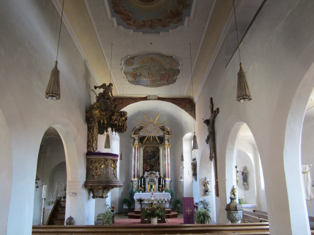 Halsbach, Langschiff der St. Petrus und Paulus Kirche (06.09.2012)