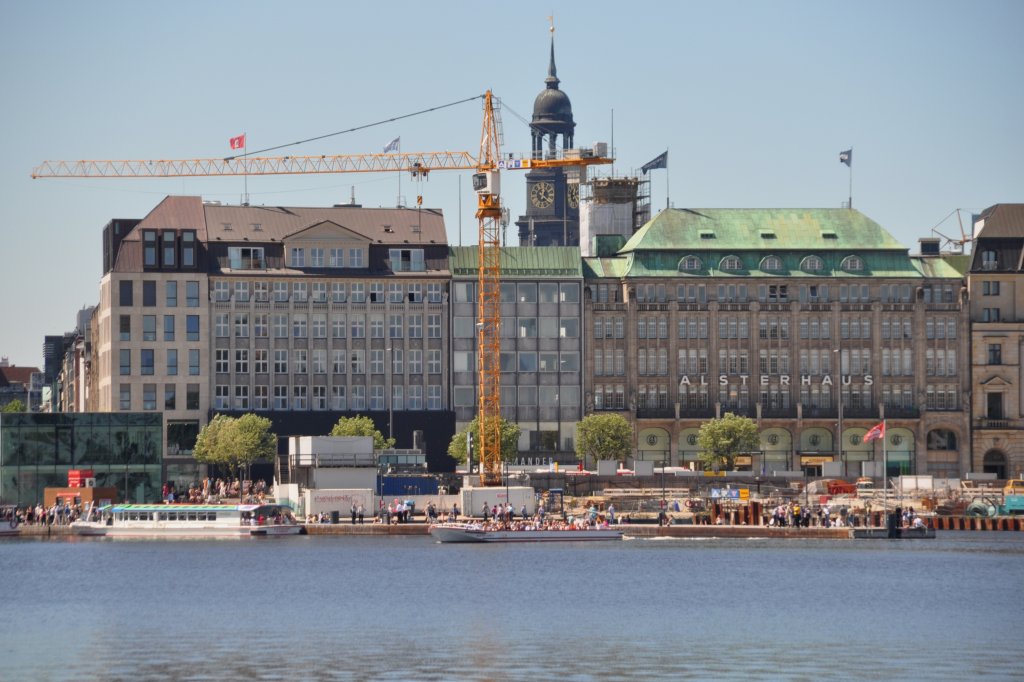 HAMBURG, 03.06.2011, Blick auf den Jungfernstieg, der z.Z. wegen der Bauarbeiten fr die U4 weniger ansehnlich ist