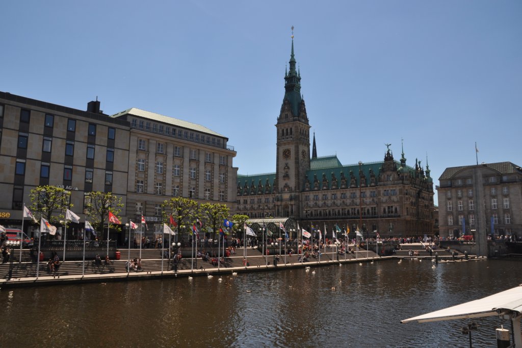 HAMBURG, 03.06.2011, Blick auf das Rathaus