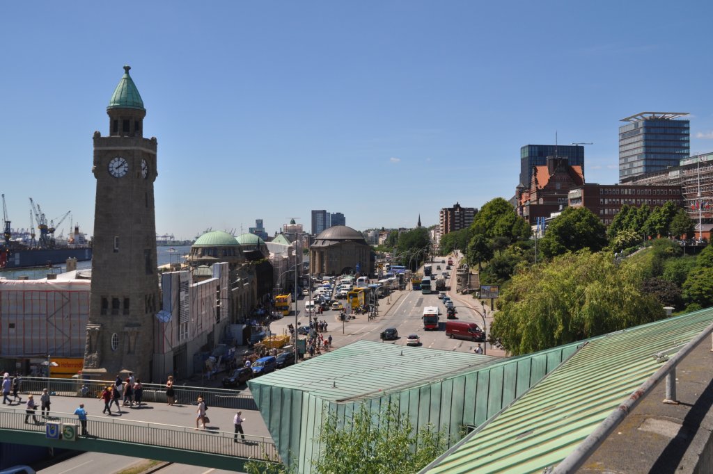 HAMBURG, 03.06.2011, Blick vom Stintfang auf die St.Pauli Hafenstrae und das Zugangsgebude zum alten Elbtunnel