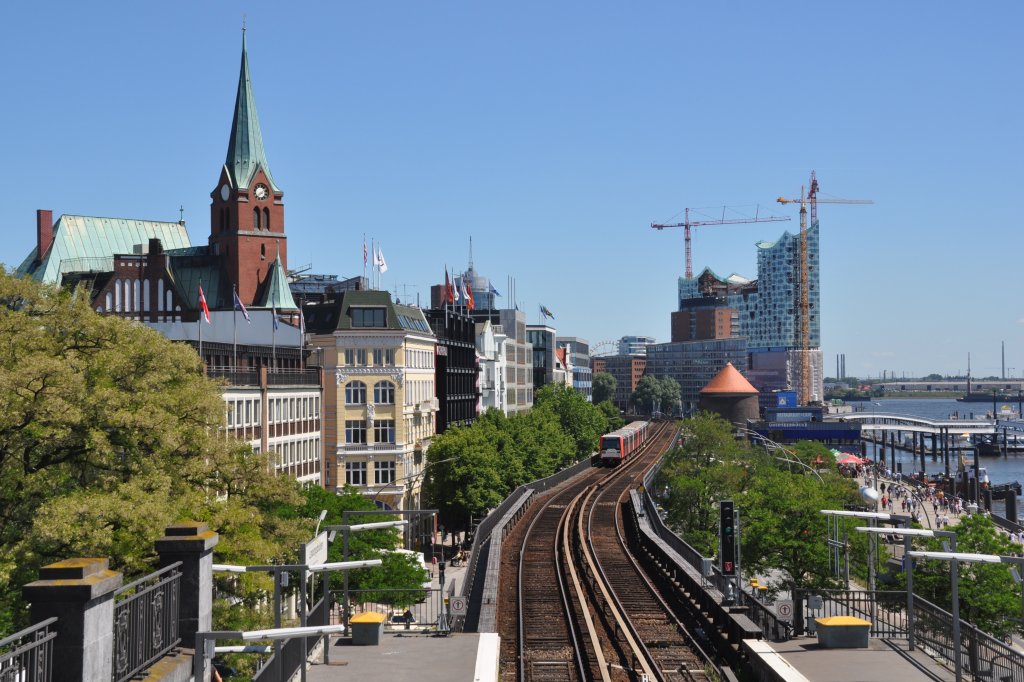 HAMBURG, 03.06.2011, Blick vom Stintfang auf Schwedische Seemannskirche, Hochbahnstrecke und Elbphilharmonie