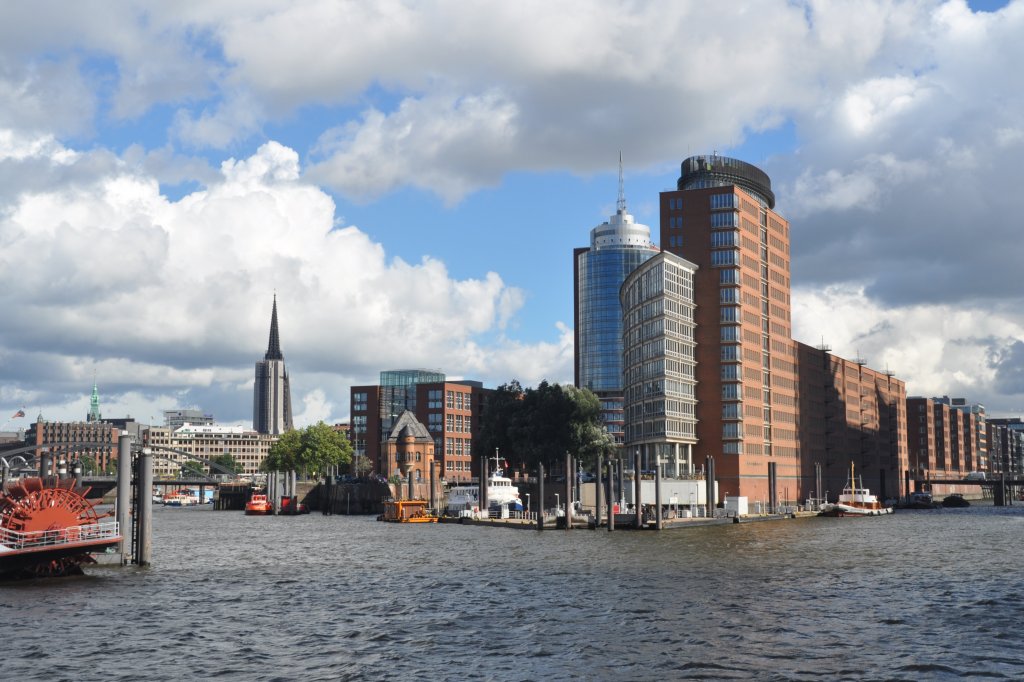 HAMBURG, 19.09.2012, Blick in den Binnenhafen (links) und ins Kehrwiederfleet (rechts)