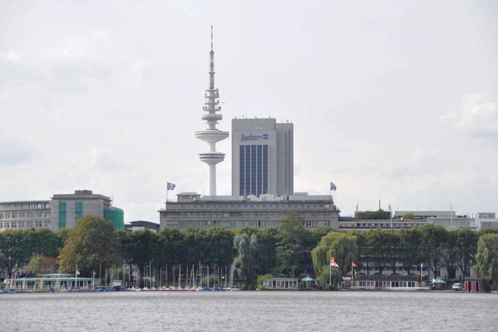 HAMBURG, 20.09.2012, Blick von der Auenalster auf Fernmeldeturm und Radisson-Hotel