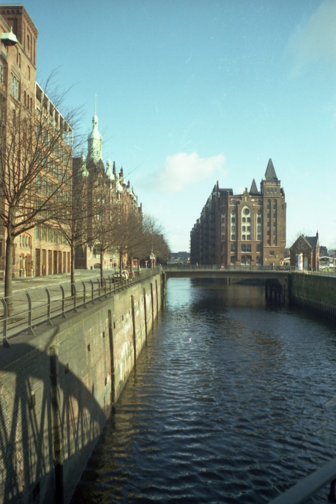 HAMBURG, 21.11.1981, Blick von der Neuerwegsbrcke auf den St. Annenfleet, links die Strae St. Annenufer (eingescanntes Foto)