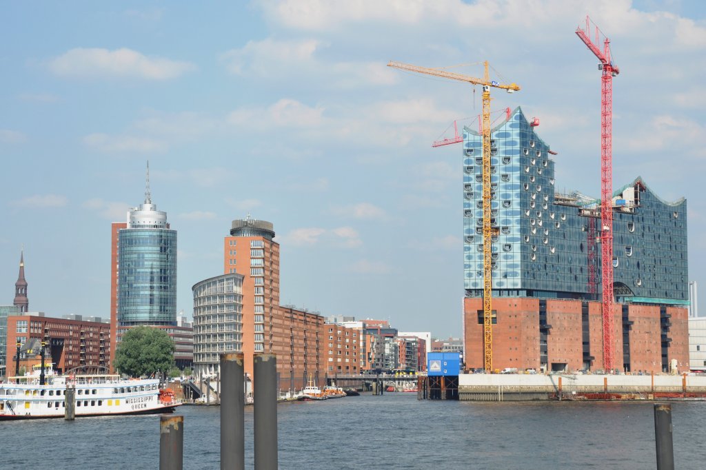 HAMBURG, 25.07.2012, Blick auf das Hamburger 866-Millionen-Grab, genannt Elbphilharmonie