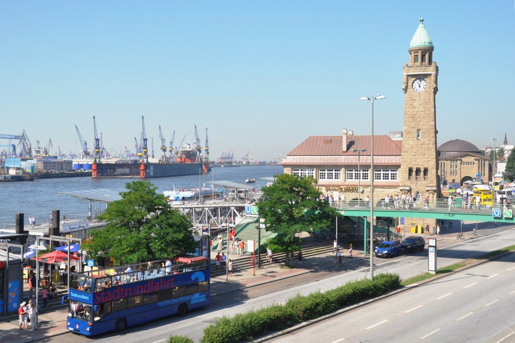 HAMBURG, 25.07.2012, Blick vom gleichnamigen U-Bahnhof auf die Landungsbrcken