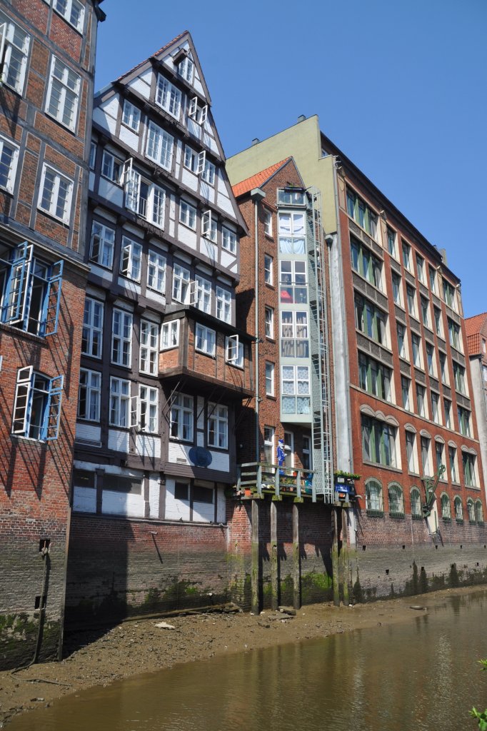 HAMBURG, 25.07.2012, Blick vom Nikolaifleet auf die Huserrckseiten der Deichstrae