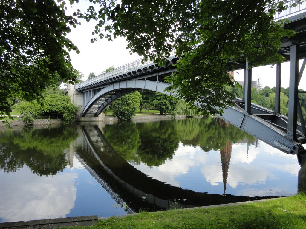 Hamburg am 11.6.2012, Kuhmhlenteich mit U-Bahn Viadukt