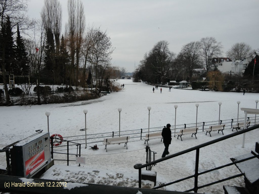 Hamburg am 12.2.2012:  Langer Zug , Zulauf des Osterbekkanals zur Alster, hier am Alsterdampferanleger Mhlenkamp und begehbar.