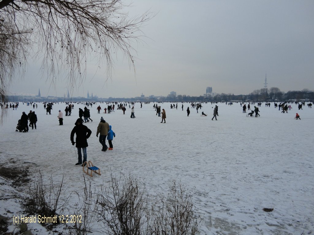 Hamburg am 12.2.2012: zugefrorene Alster, hier der Blick zur Innenstadt (Neudeutsch City), das Alstervergngen luft. (fast gleicher Standpunkt wie ID 31806.)