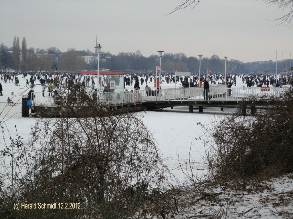 Hamburg am 12.2.2012: zugefrorene Alster, hier am Alsterdampferanleger Uhlenhorster Fhrhaus, das Alstervergngen luft. (Gleicher Standpunkt wie ID 31811.)