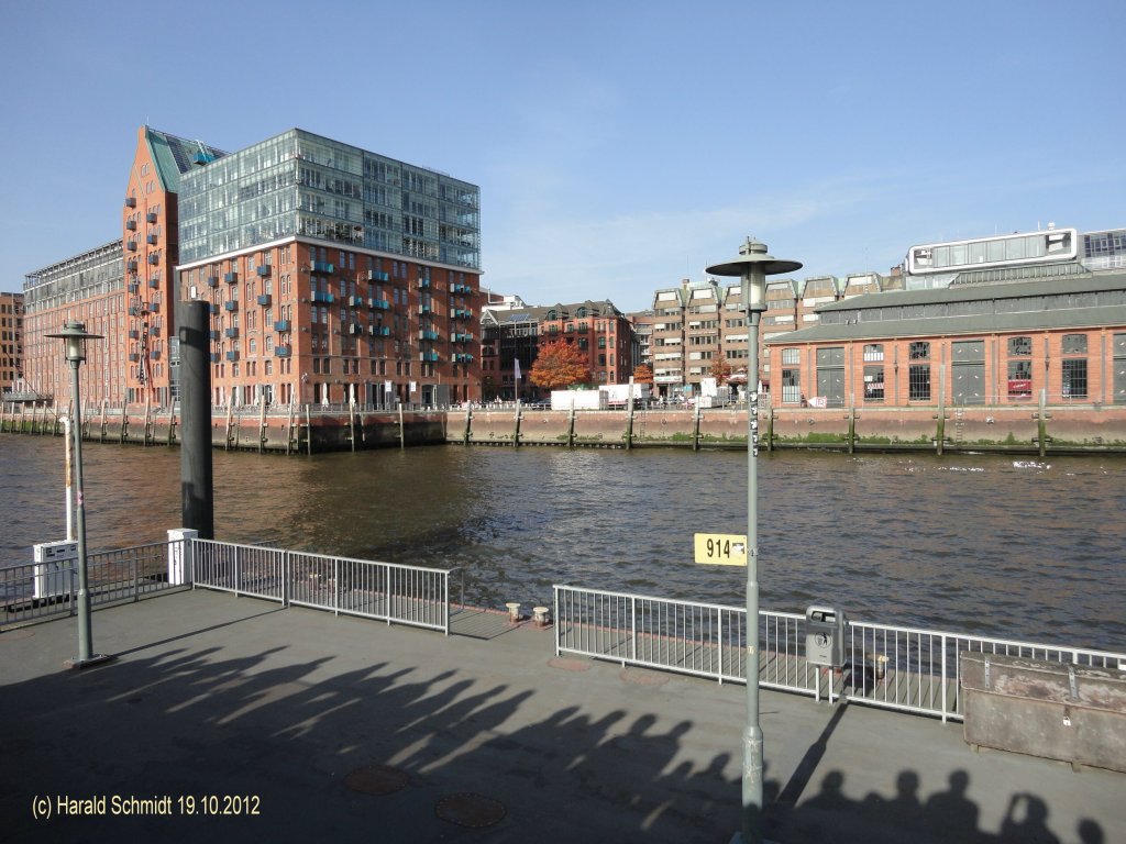 Hamburg am 19.10.2012: St. Pauli Fischmarkt mit der alten Fischauktionshalle. Hier steppt sonntagmorgens der Br wenn Fischmarkt ist.