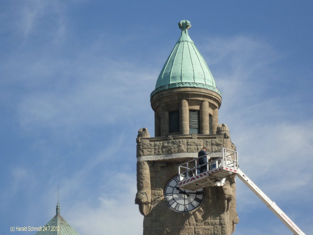 Hamburg am 24.7.2012: Reparatur am Uhrturm St. Pauli Landungsbrcken
